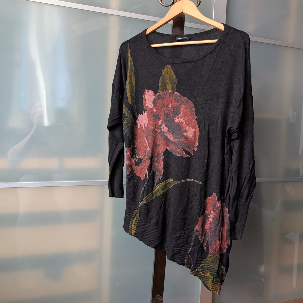Le Chateau Asymetrical Black Knit Tunic With Flowers - Large